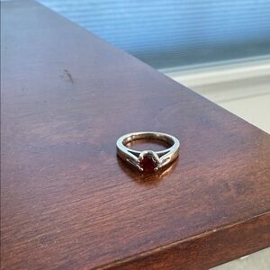 Elegant Silver Ring with Garnet gemstone